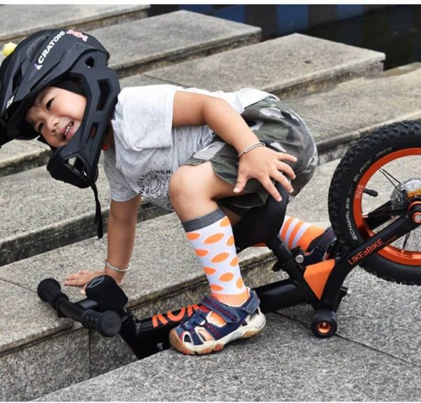 Custom Kids knee length compression socks Manufacturer - Image 3