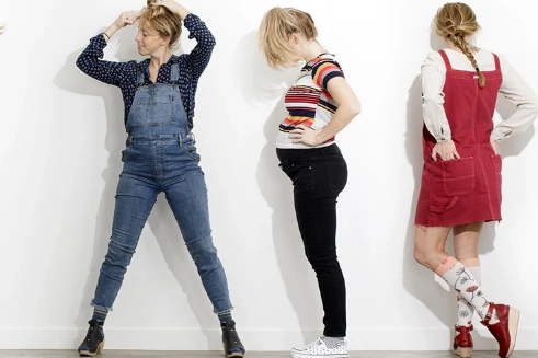 The three pregnant women wore daily clothes, both wearing compression socks, which can be naturally integrated into daily wear