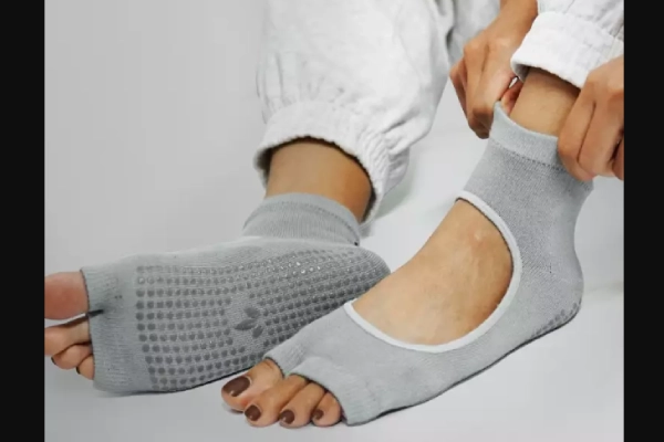 Toeless socks for yoga with anti-slip grips on the soles.