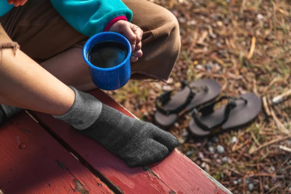 Tabi socks shown during a relaxing outdoor activity, highlighting a business opportunity in lifestyle fashion.