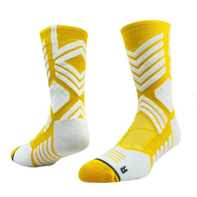 Outdoor Debris-Blocking Running Socks: Yellow and white crew running socks with a geometric chevron pattern.