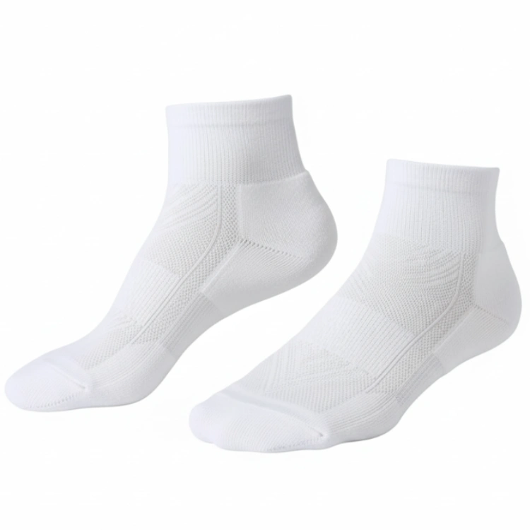Ultra thin summer ankle moisture-wicking Running Socks: All-white ankle socks featuring a seamless design for comfort and breathability.