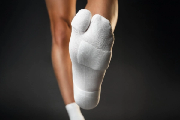 Ergonomic running socks with defined arch support and elastic band for secure fit and improved stability
