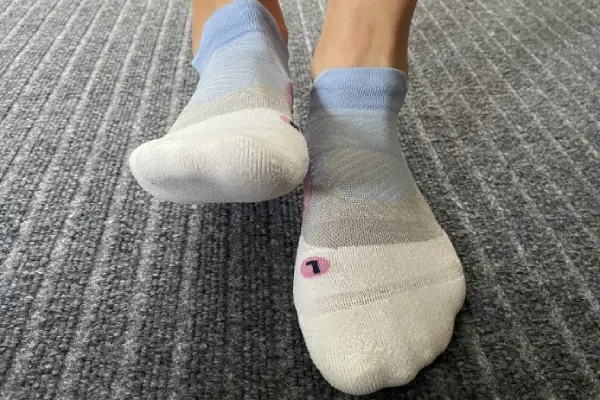 Seamless toe running socks with flat link stitching that prevents hot spots and toe friction during long runs