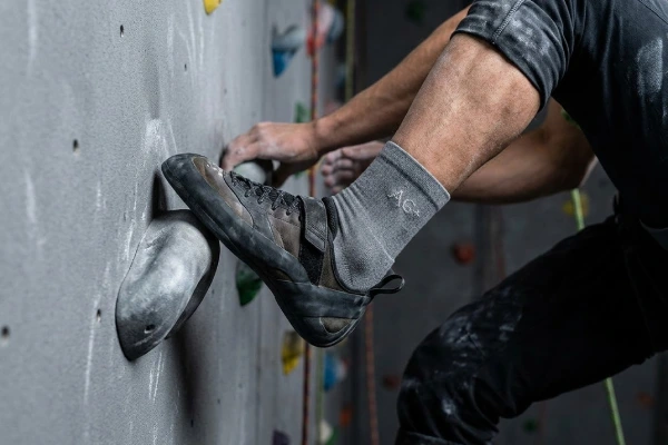 Anti odor climbing socks improving comfort and stability inside tight climbing shoes