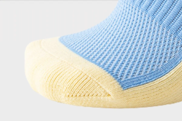 Soccer grip socks featuring a smooth seamless toe link
